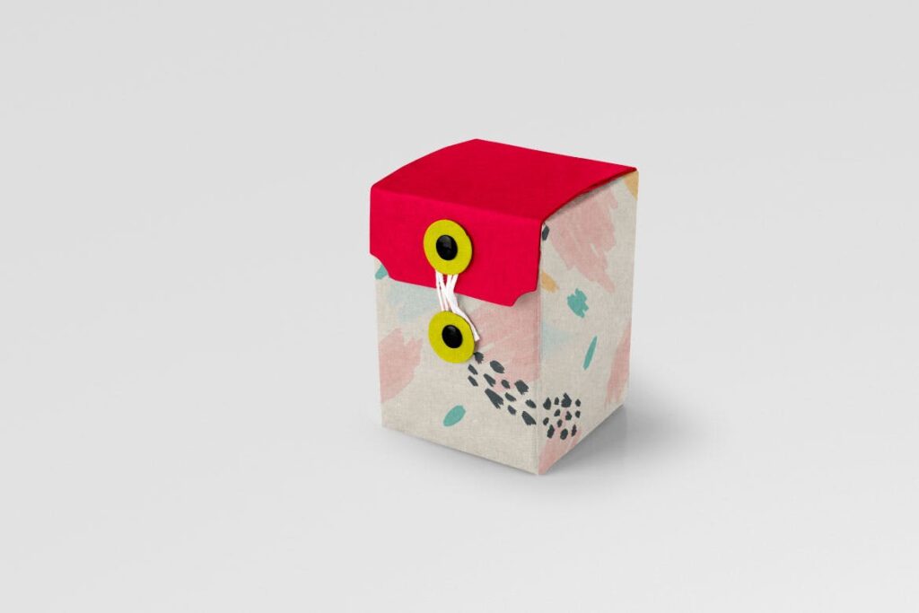 小牛皮纸盒礼品包装模型样机效果图Small Kraft Box with Buttons插图3