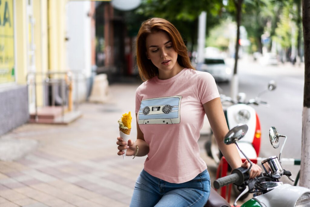 大气简约女士T恤服装样机素材下载T-Shirt Mock-Up Walking Girl插图1